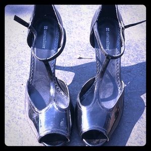 Roaring 20s styles patent leather peep toes